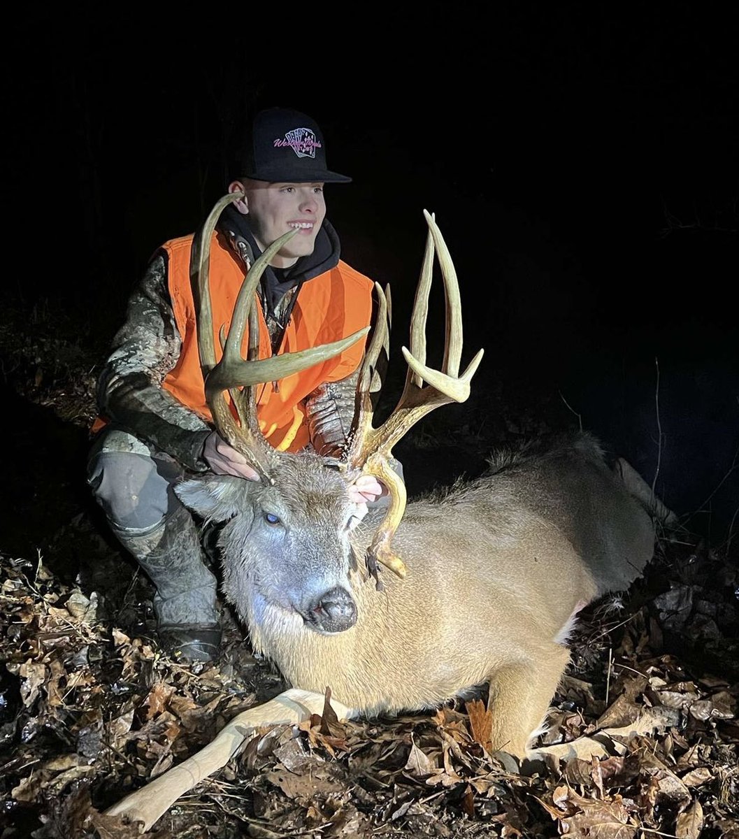BucksofOhio's tweet image. 🚨200” Alert🚨
Jaron took this 200 2/8” Giant in Noble County yesterday during Muzzleloader season! What an absolute muzzleloader Monster!! Congratulations @VanfossenJaron #HuntOhio