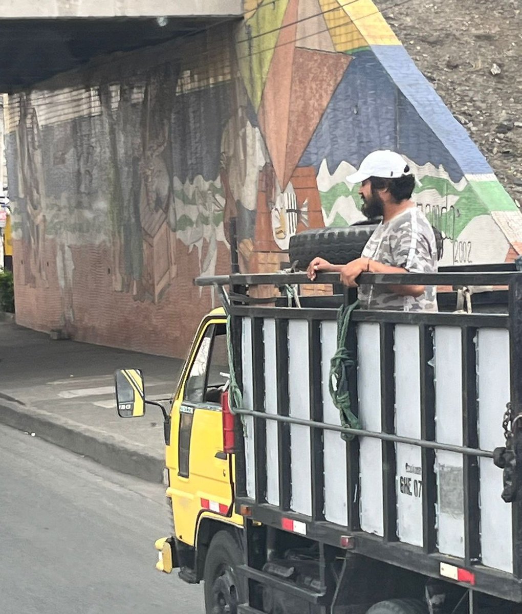 EmergenciasEc's tweet photo. Por interno un ciudadano nos envía una foto donde supuestamente dice que vio a Fito subido en un camión  por la via Daule más adelante de la penitenciaria.
Qué opinan ustedes?? https://t.co/1Imx0ZcAEV