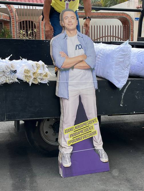 AlmaMiaEcu's tweet photo. Ustedes votaron por un muñeco de cartón y hasta fila hacían para que les regalen uno.

No vengan a jodernos a quiénes les advertimos. https://t.co/XU4TL1qOXO