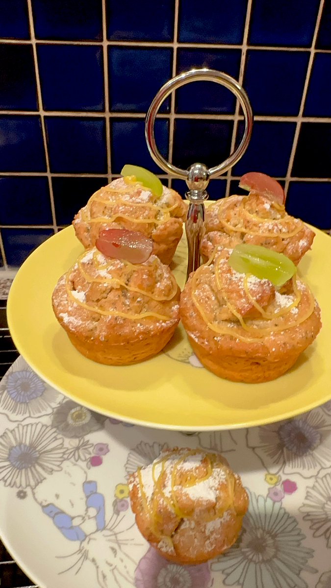 leesah_zimbo's tweet image. Made a few cupcakes from the lemon drizzle &amp;amp; poppy-seed dough. Still waiting for the mini-cake to cool down before I ice it!! Cup cakes done though!! #Profitez de la pattiserie de Leesah❣️😋🧁😊🧁 

@BeeNubian 
@TeamFuloZim 
@Alfred67686158