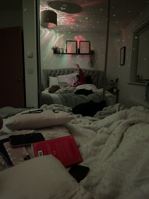 Still in bed ✌🏻 https://t.co/OvRxDE1KPr