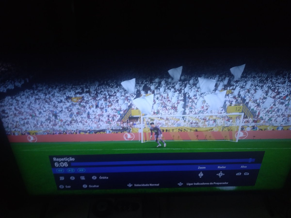 walterm1979's tweet photo. Novo bug no @EASPORTSFC @_EABrasil @easportsfcbr muralha amarela do Borussia Dortmund virou muralha branca https://t.co/x7mLlpoMTE