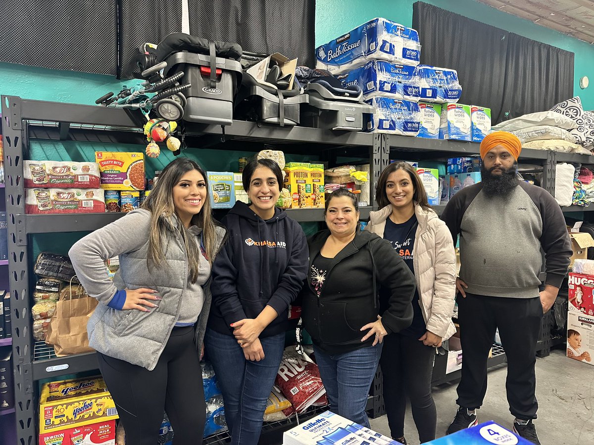 KhalsaAidUSA's tweet image. Khalsa Aid NorCal provided Canned goods, diapers, wipes, warm jackets, kids clothes, milk, snacks, fruits, warm blankets, personal hygiene items and filled the pantry at Breaking the Chains.

#winteressentials #foodessentials #khalsaaidusa #khalsaaid