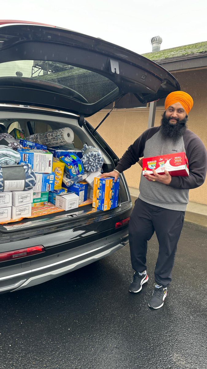 KhalsaAidUSA's tweet image. Khalsa Aid NorCal provided Canned goods, diapers, wipes, warm jackets, kids clothes, milk, snacks, fruits, warm blankets, personal hygiene items and filled the pantry at Breaking the Chains.

#winteressentials #foodessentials #khalsaaidusa #khalsaaid
