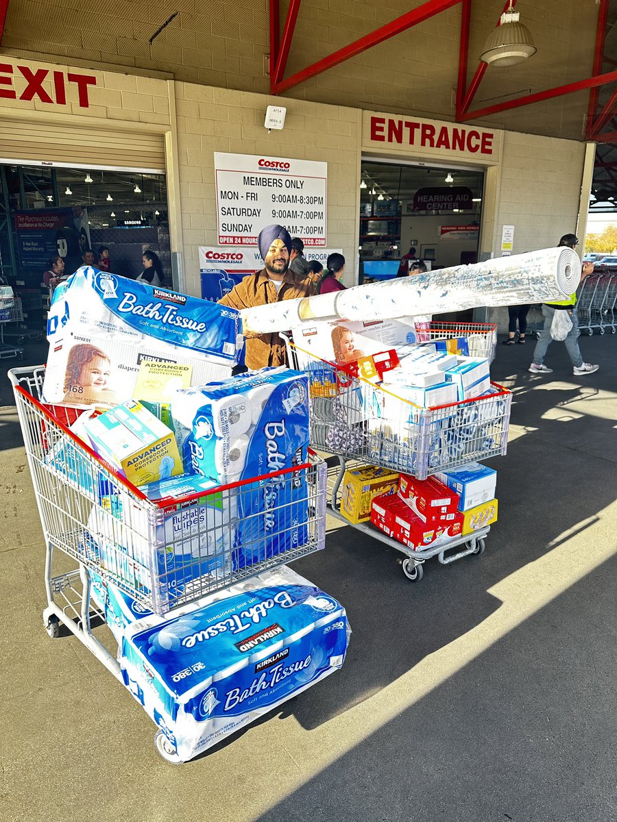 KhalsaAidUSA's tweet image. Khalsa Aid NorCal provided Canned goods, diapers, wipes, warm jackets, kids clothes, milk, snacks, fruits, warm blankets, personal hygiene items and filled the pantry at Breaking the Chains.

#winteressentials #foodessentials #khalsaaidusa #khalsaaid