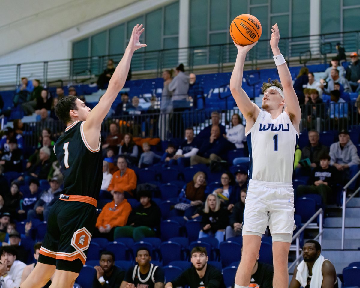 M🏀 | Scenes from Saturday's high-scoring battle between @WWUHoops and No. 5 Saint Martin's, a 112-105 victory by the Saints.