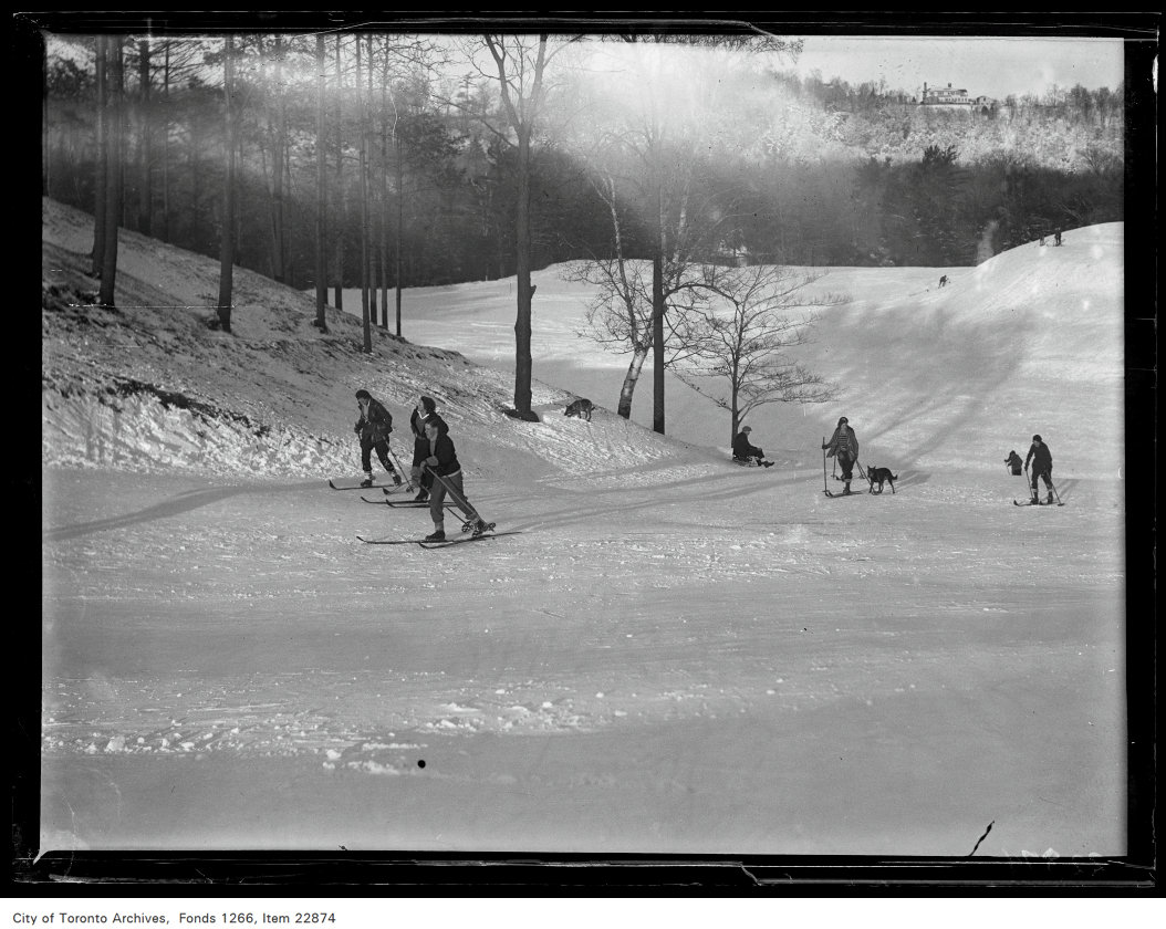 Winter fun at Rosedale Golf Club, Toronto #OnThisDay in 1931 (Jan 7)

#winterfun #winter #snow #parksandrec #otd #1930s #history #torontohistory #tdot #the6ix #Toronto  #Canada #hopkindesign