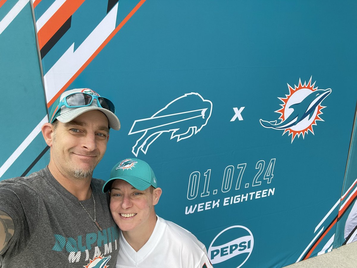 AbrahamSandwish's tweet photo. Back @HardRockStadium , ready for a great @SNFonNBC game! It’s time to break some generational narratives about this team. #DubTrain all aboard!! #FinsUp LFG! 😉 @ojmcduffie81 https://t.co/ldioRvukIe
