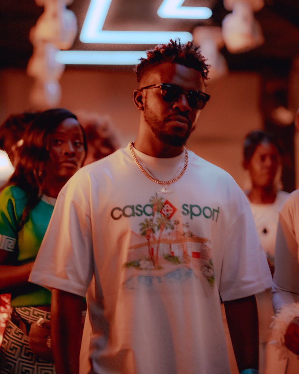 Ug_authenticate's tweet image. ✅✅✅ Authentic T-shirt from @Casablancabran1 costing more than £200 dressed by @djshadylondon 

#onemanonebottle by @SheilahGashumba