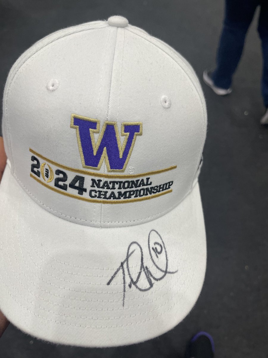 Jake Locker in the house! ⁦<a href="/UW_Football/">Washington Football</a>⁩ ⁦<a href="/dl_boston5/">Denzel12Official</a>⁩ ⁦<a href="/rechelleb1/">Rechelle Boston</a>⁩