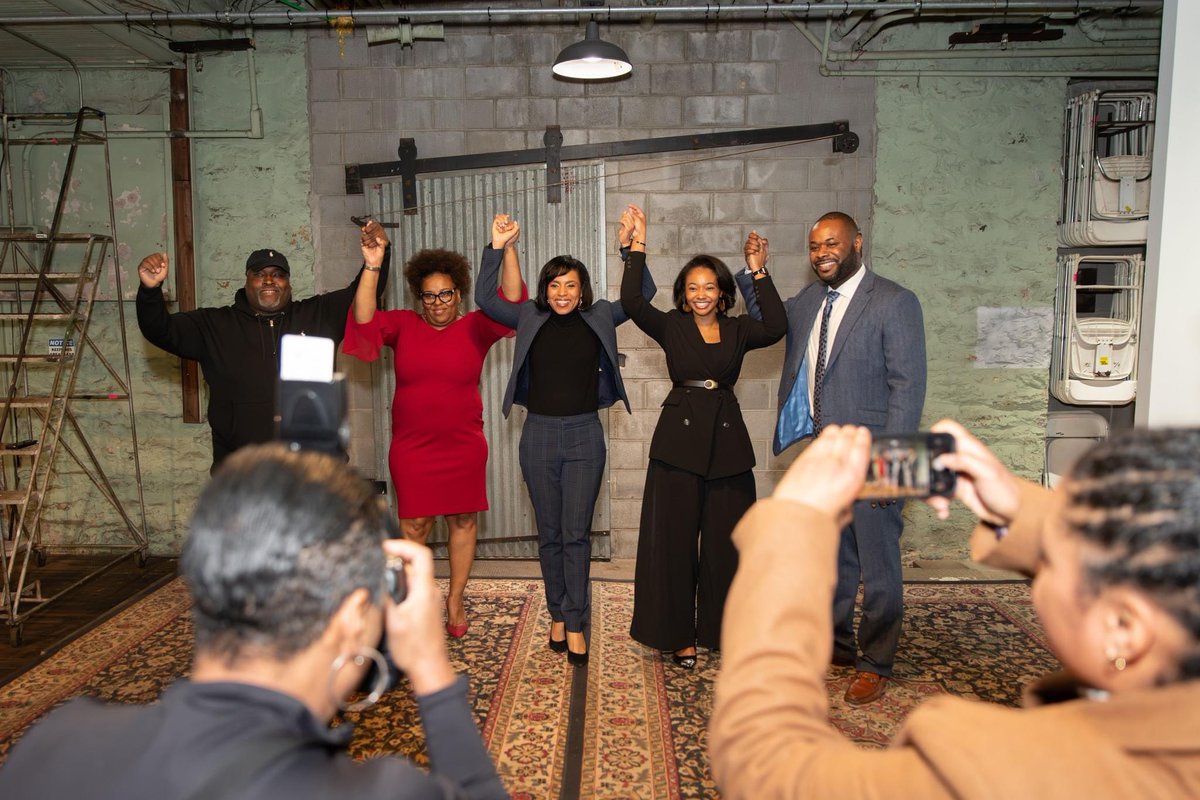 SenatorMcCray's tweet photo. Blessed by my community’s big energy before we head off to the 446th Legislative Session. No better way to start the year off then to be surrounded by friends, neighbors, and family! #IntentionallyFocused #MyBaltimore https://t.co/7HQh2xY1RA