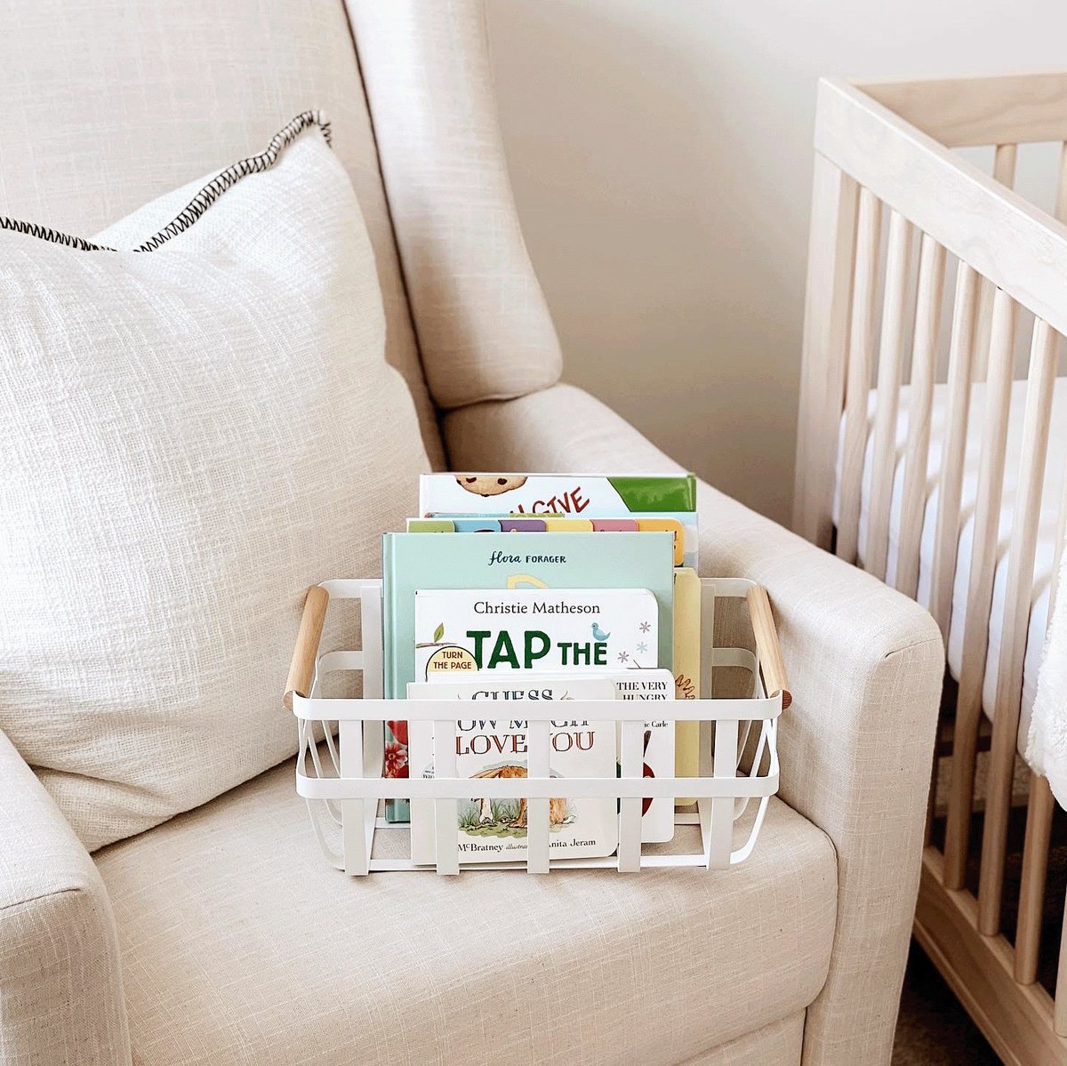 yamazakihome's tweet image. Snuggle up with some cozy storage. What bedtime story are you reading?  🧸💤

Photo by: @emma_peugh
TOSCA Storage Basket - Steel + Wood -  Medium 

#yamazakihome  #tosca #storagebasket #wirebasket #bookstorage #nurseryinspo #childrenroominspo #organizedliving #stylishstorage