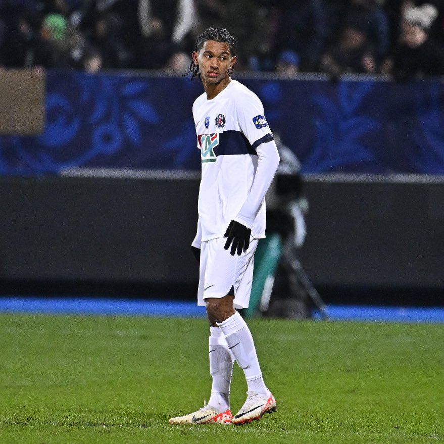 Première avec le <a href="/PSG_inside/">Paris Saint-Germain</a> pour notre Titi Senny Mayulu 🤩❤️💙

#USRPSG