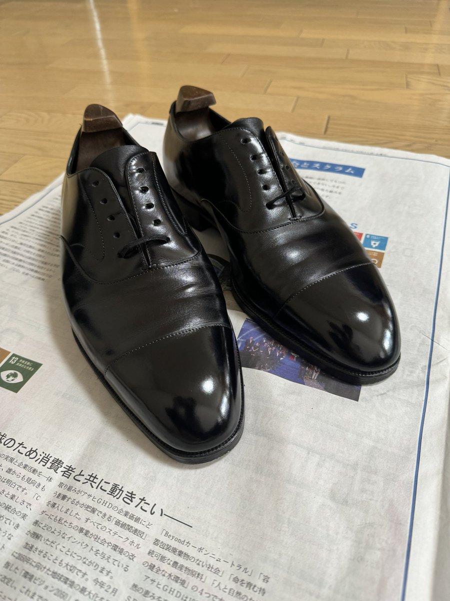出張に履いていく靴もメンテナンスした。yuigo hayanoのキャップトゥ。これが今年の磨き初めでした。

#靴磨き #shoecare #yuigohayano #bespokeshoeworks #bespokeshoes