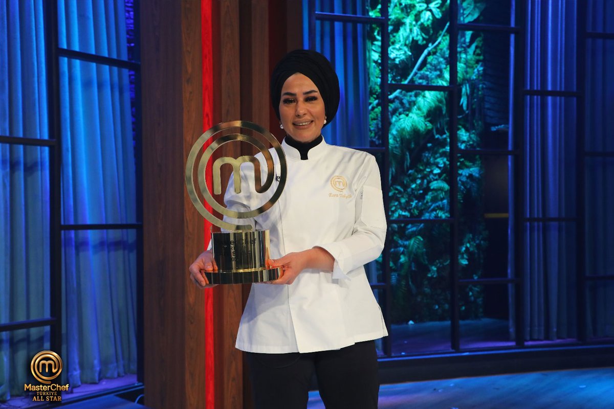 MasterChef All Star'ın şampiyonu Esra Tokelli oldu. #MasterChefAllStar #ACUNMEDYA #TV8 @Danilo_Zanna @chefyalcinkaya @SomerSivrioglu