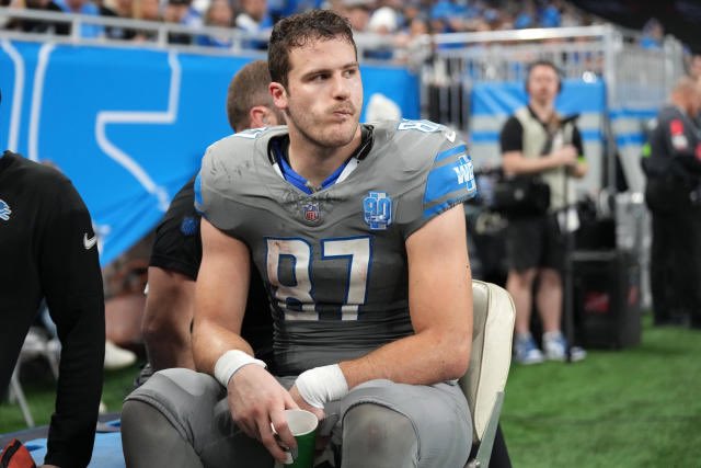 FantasySource_'s tweet photo. INJURY UPDATE: Sam LaPorta (knee) to undergo an MRI tomorrow , but the initial evaluation ‘is not good news’ per Dan Campbell https://t.co/ZBW0c9agc9