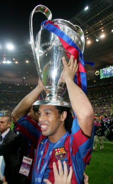 - Ronaldo nunca ganhou a Champions.
- Romário nunca ganhou a Libertadores.
- Xavi e Iniesta nunca ganharam a Bola de Ouro.
- Cristiano Ronaldo e Neymar nunca ganharam a Copa do Mundo.

Ronaldinho ganhou tudo isso.