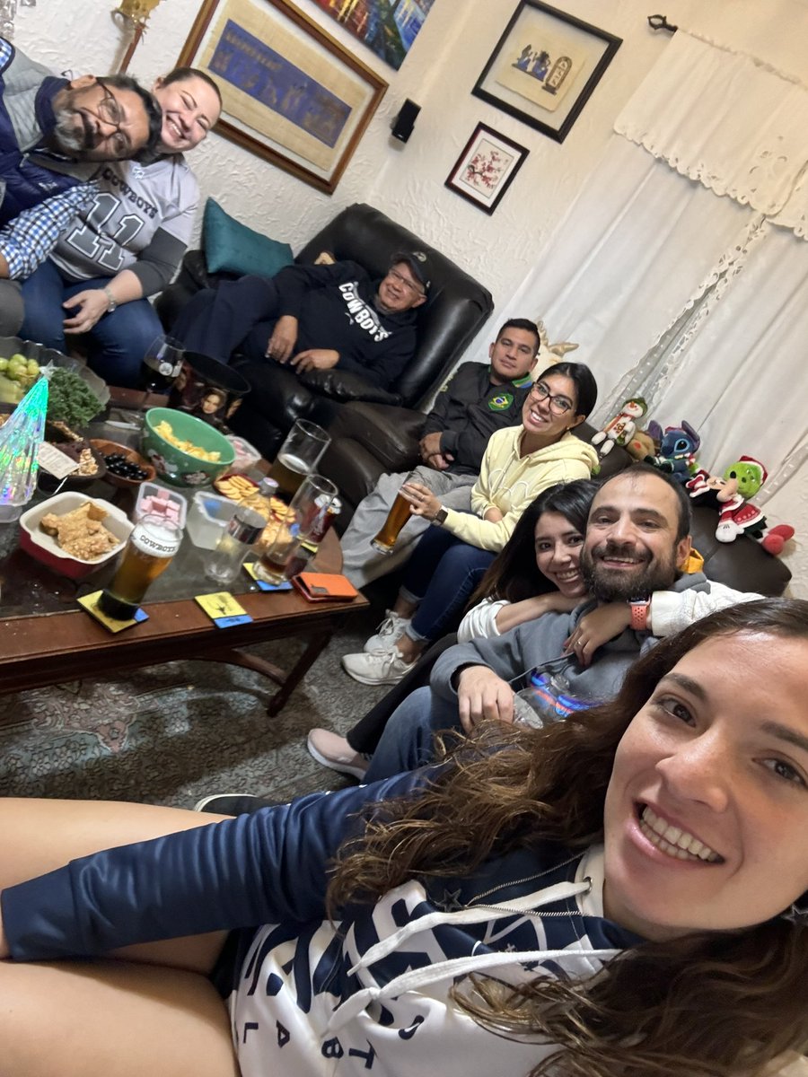 ffaannn's tweet photo. #tupasecompleto Vamos Dallas! 
Saludos Fam. Gonzalez #tudn @TUDNMEX https://t.co/tzqeYIx9jq