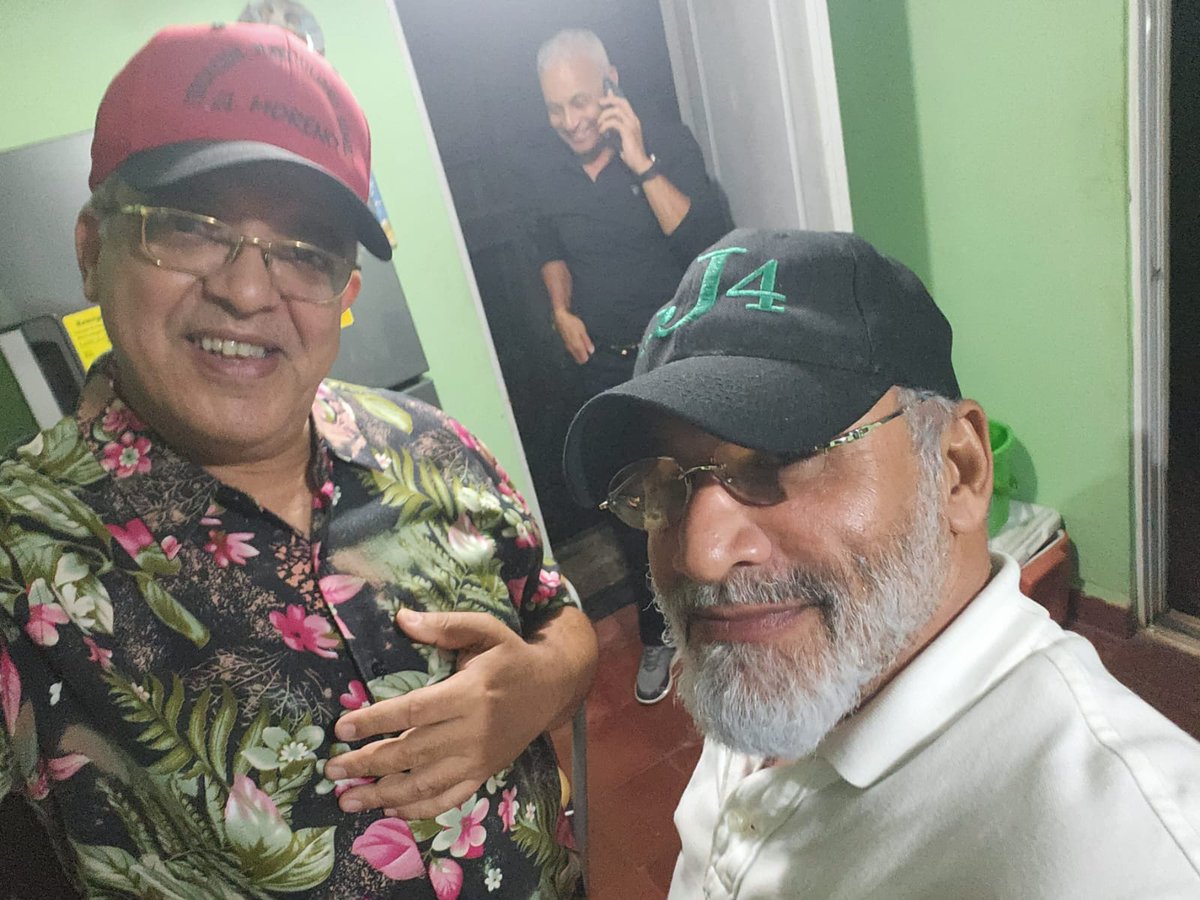 LenchyVA's tweet photo. Que buen ambiente de calidad y alegría vivido con el Dr. Víctor Abréu, destacado médico vegano, viejo amigo-hermano, desde la génesis del FELABEL en UASD, entonces estudiantes. Orgullosos con nuestras gorras: él, la de 14 de Junio y yo, la de Fundación Maximiliano Gómez-El Moreno https://t.co/qp6tnI4ldG