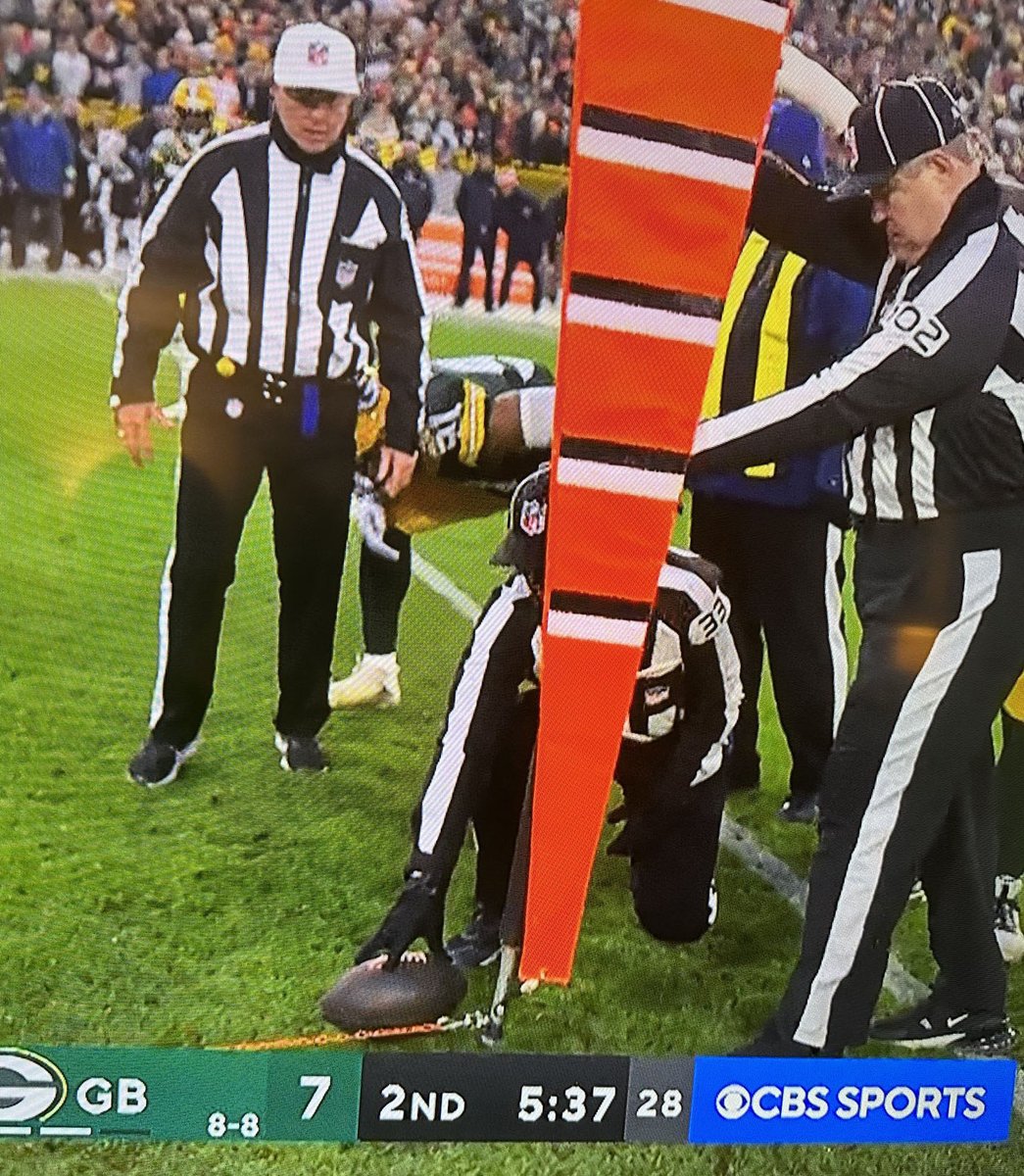 Bill_Michaels's tweet photo. Just asking....how in the @#$% is this a first down?
Maybe I'm missing an angle or something..... https://t.co/xWqjs0lbSH