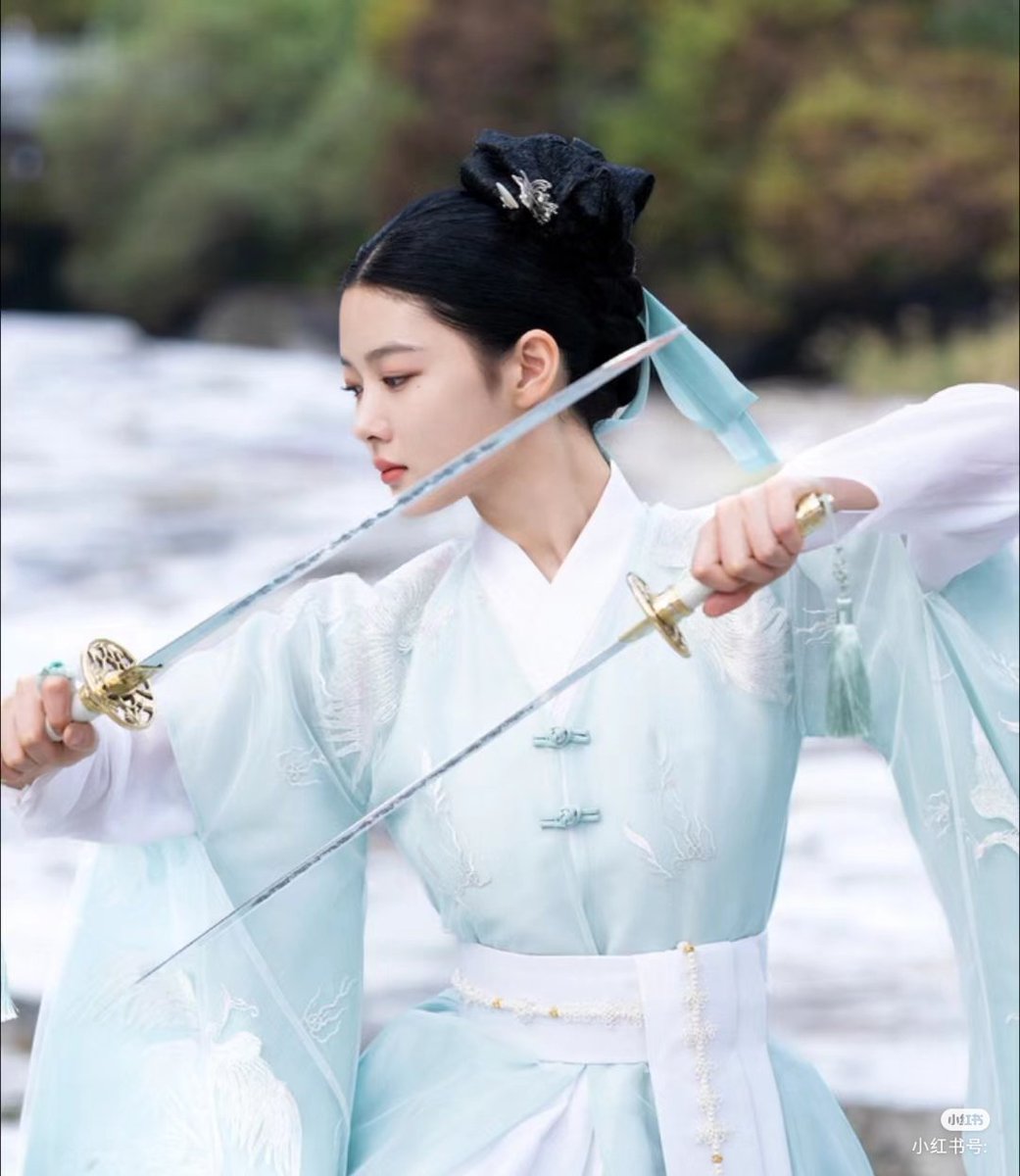 buluoxinghai's tweet photo. Hanfu-style clothing appeared in the Korean drama "My Demon". Hanfu style clothing, buckles, Chinese knots... If someone blindly says this is the "Hanbok" style, I really want to slap them in the face with a brick🙃
#culturalappropriation #韩国起源说 #朝鮮起源说 https://t.co/R6sSIl7s15