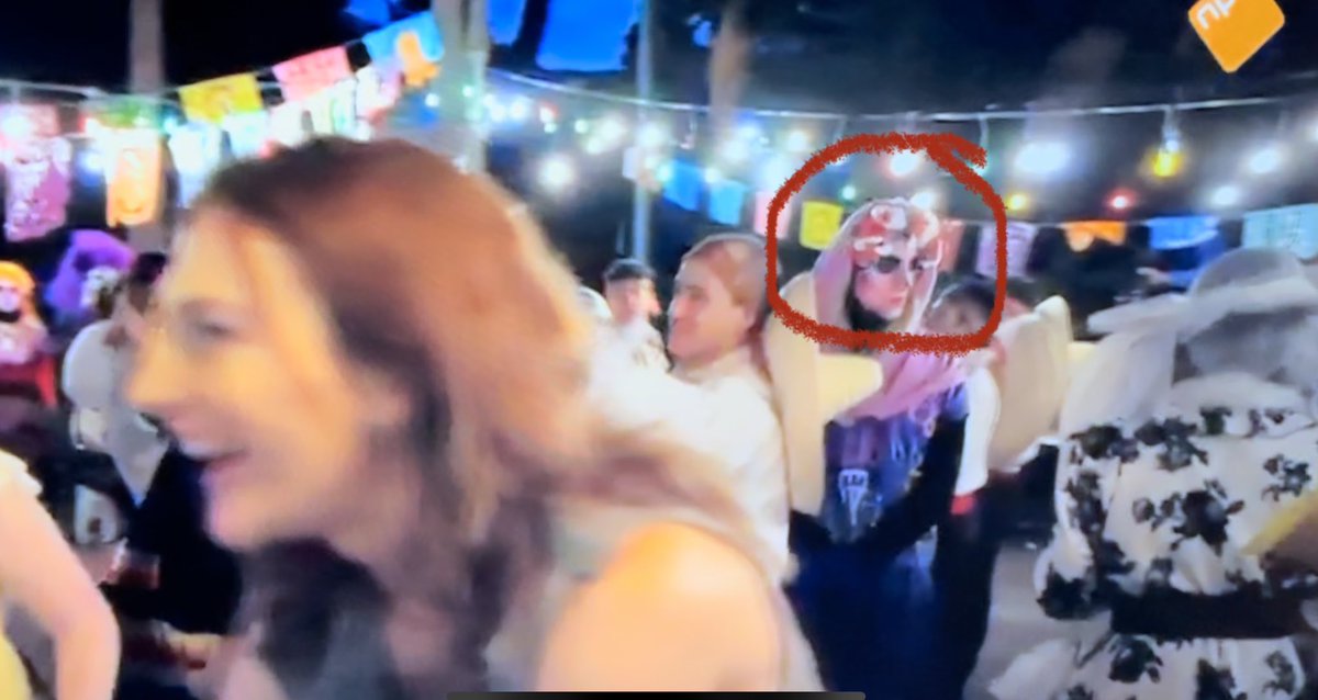 JesseKL97's tweet photo. Is dit de mol? Een M op de jurk en loopt achter Anne aan terwijl zij zoekt maar haar ketting. De persoon met de paarse sjaal over het hoofd zoekt in beeld ook met haar mee. #widm2024 #widm #widm24 https://t.co/HHwCDcFQ1f