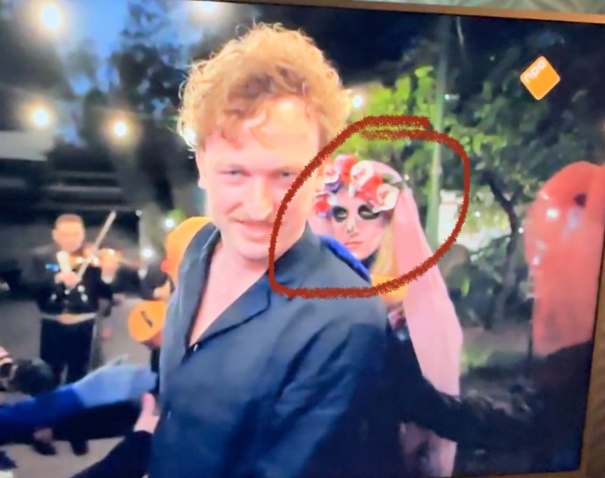 JesseKL97's tweet photo. Is dit de mol? Een M op de jurk en loopt achter Anne aan terwijl zij zoekt maar haar ketting. De persoon met de paarse sjaal over het hoofd zoekt in beeld ook met haar mee. #widm2024 #widm #widm24 https://t.co/HHwCDcFQ1f