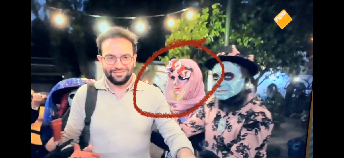 JesseKL97's tweet photo. Is dit de mol? Een M op de jurk en loopt achter Anne aan terwijl zij zoekt maar haar ketting. De persoon met de paarse sjaal over het hoofd zoekt in beeld ook met haar mee. #widm2024 #widm #widm24 https://t.co/HHwCDcFQ1f