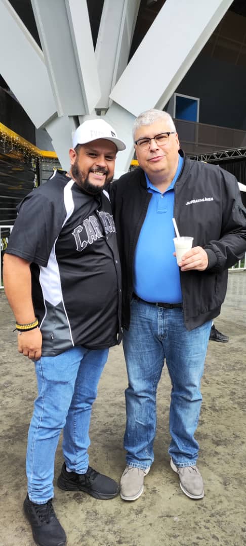 FrankTexeira's tweet photo. Con la leyenda de la narracion deportiva de Venezuela!!! 💥💥💥 @arreazaortega #IVCLVBP https://t.co/joR4BDZ6UK