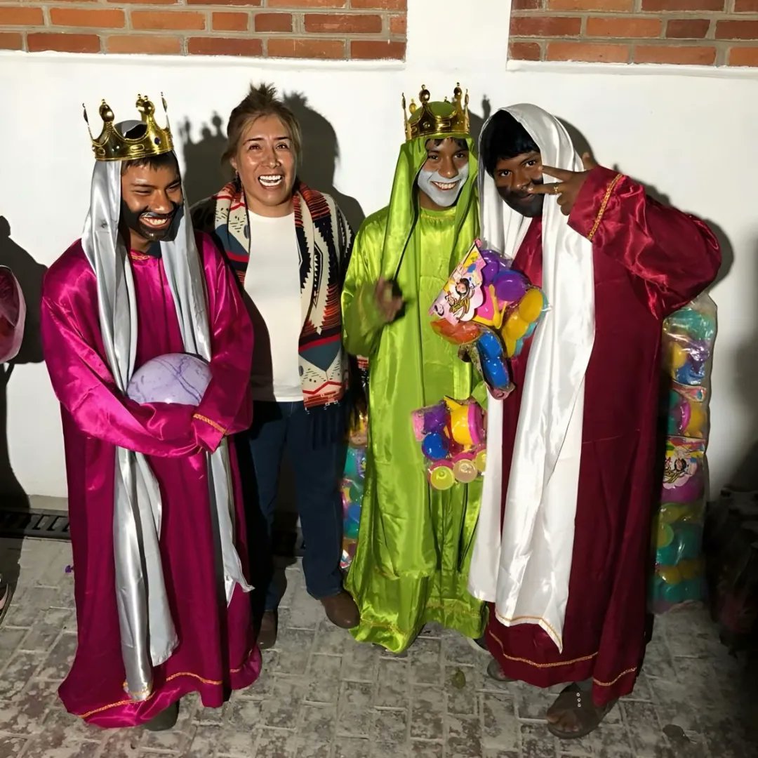 LoreCastilloLop's tweet photo. Que gran momento vivimos el 6 de Enero en la partida de Rosca y con la visita de los Reyes Magos en la parroquia de San Pedro de Cuayuca de Andrade.
Gracias a todos por acompañarnos.
#Puebla #Cuayuca #todosconlore https://t.co/BrohO4zOaY
