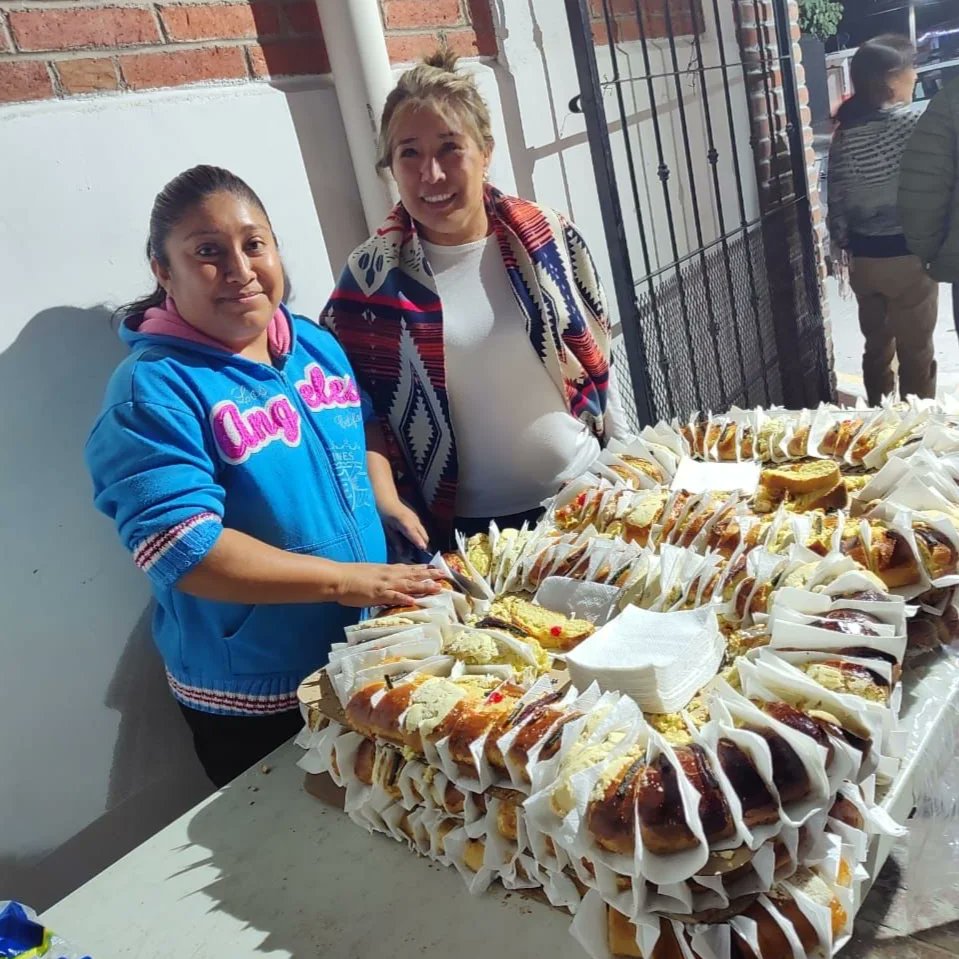 LoreCastilloLop's tweet photo. Que gran momento vivimos el 6 de Enero en la partida de Rosca y con la visita de los Reyes Magos en la parroquia de San Pedro de Cuayuca de Andrade.
Gracias a todos por acompañarnos.
#Puebla #Cuayuca #todosconlore https://t.co/BrohO4zOaY