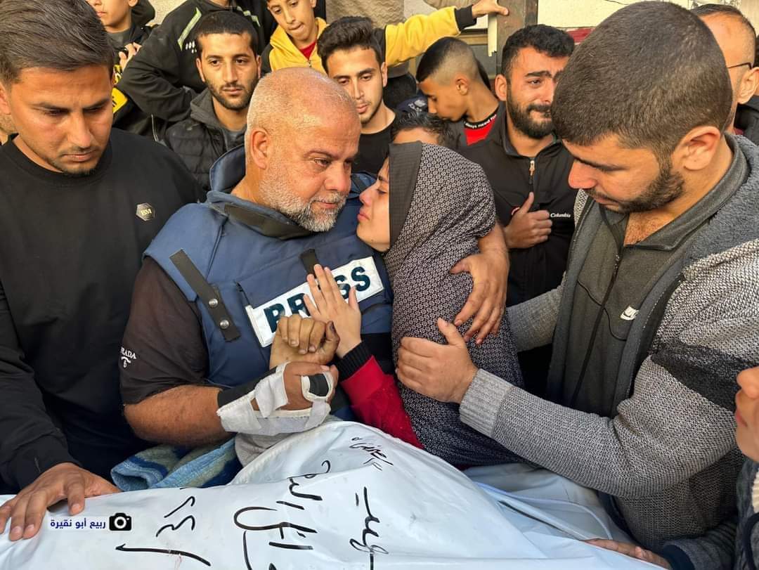 هذا الرَّجُلُ الصبور، المكافح إلى أبعد حدّ، الذي زفّ زوجته وابنه وابنته وحفيده فابنه البِكر شهداءَ، مثالٌ عن المسلم المسلّم بأقدار اللّه والمحتسب إليه في نوائبه، وصورةٌ عن الفلسطيني الحقيقي المتشبث بأرضه في وجهِ ألم القصف ومرارة التهجير.