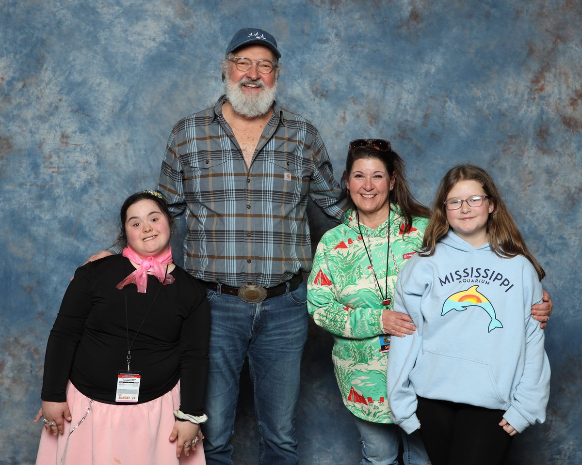 AnnaSiracusa's tweet photo. @RandyRRQuaid so awesome to meet you, your lovely wife, and Doji! From the Siracusa family! Hopefully we will see you next year! @raimismom https://t.co/YeIWeAJrG8