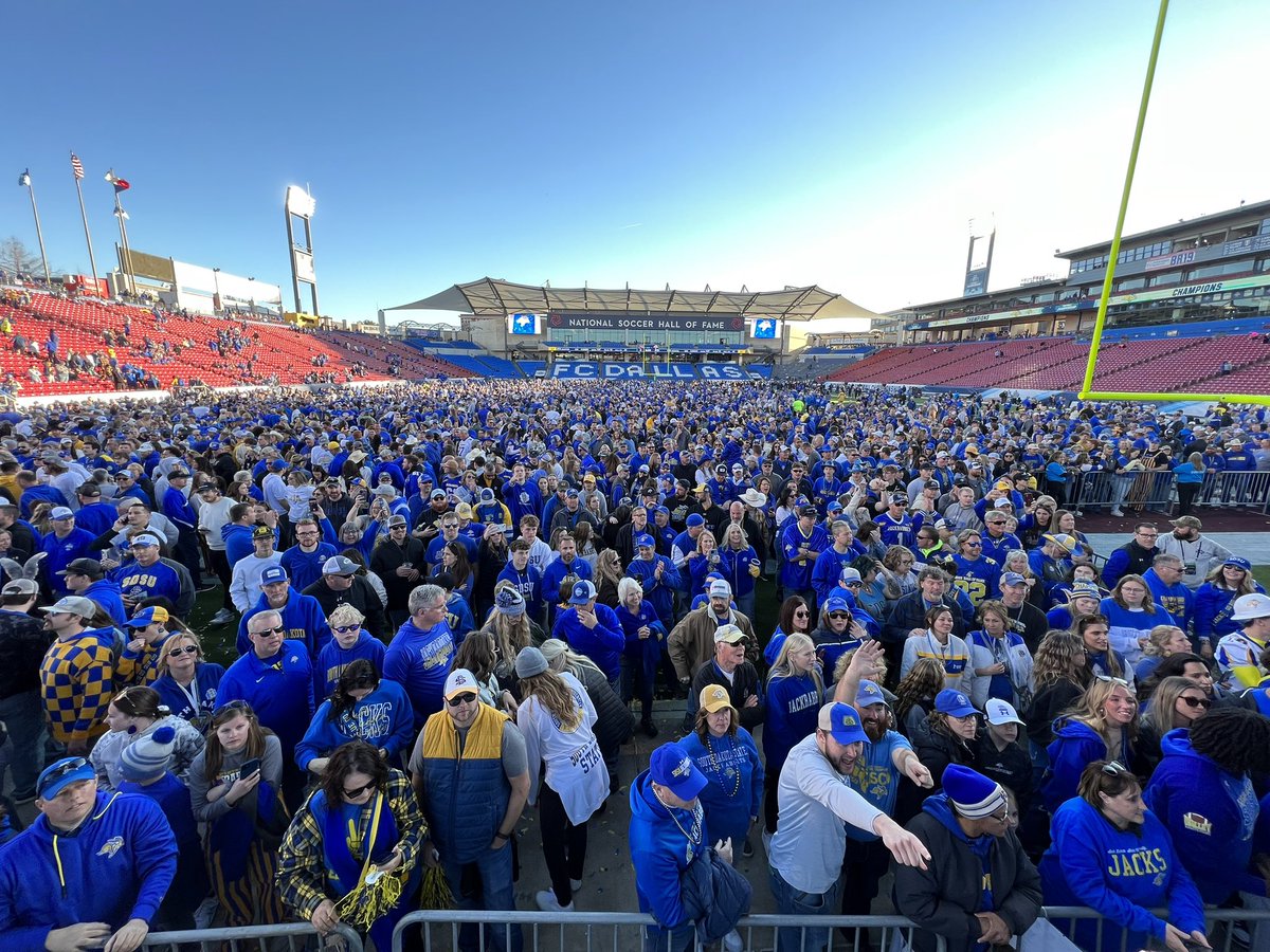 IceBorg's tweet photo. Is it the ocean or @GoJacksSDSU fans? https://t.co/clWQemGT7J