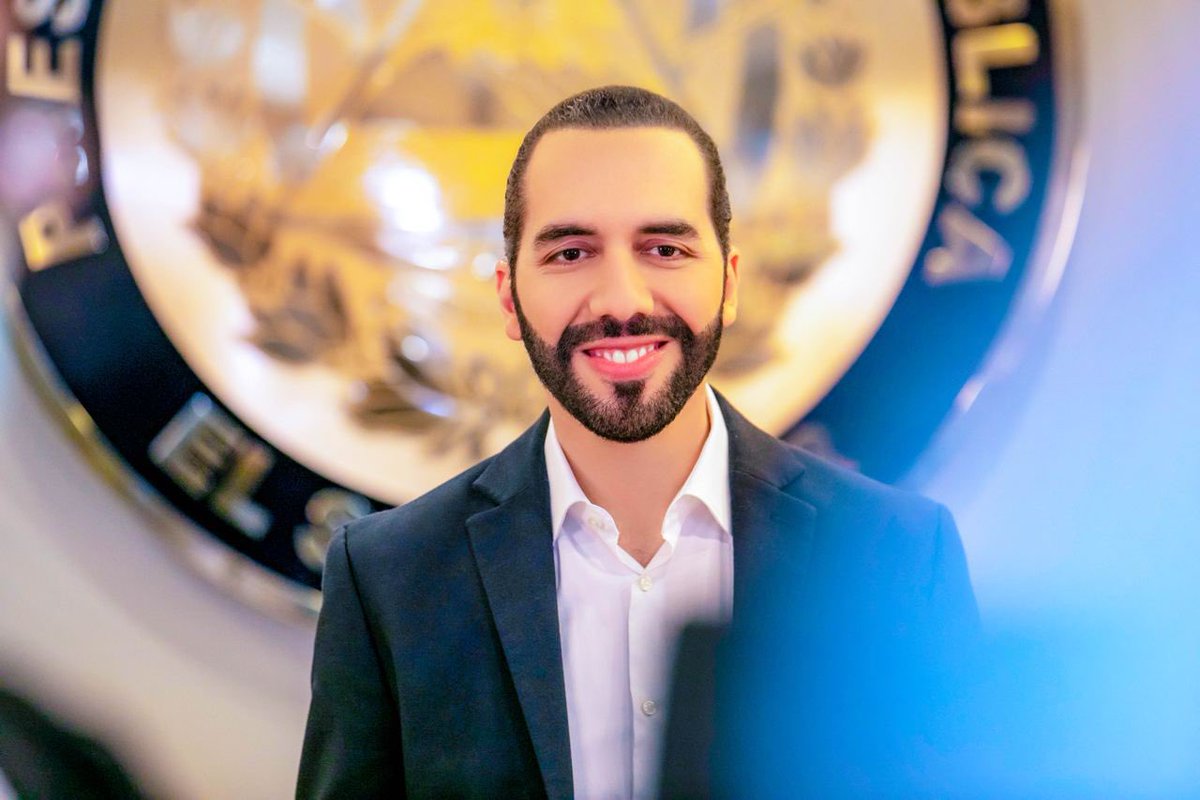 ESPOLITICA_SV's tweet photo. 📣 Según sondeos en diversas plataformas sociales, el Presidente @nayibbukele lidera la votación en el exterior. Su enfoque en la transformación del país y su compromiso con el bienestar de los salvadoreños han resonado en la diáspora. ¡El apoyo internacional es innegable! 🌍🗳️ https://t.co/eOULJotQfS