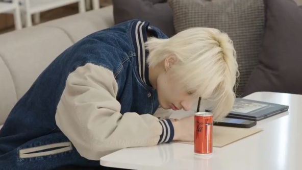 moonmelu's tweet photo. I love you more | #wonhui au

Wonwoo está seguro de que jamás va a tener una relación seria. Jun jura que jamás se va a volver a enamorar.

Pero cuando Wonwoo pierde el miedo y dice "te amo", Junhui responde "yo te amo mas". https://t.co/bRFhRtioJB