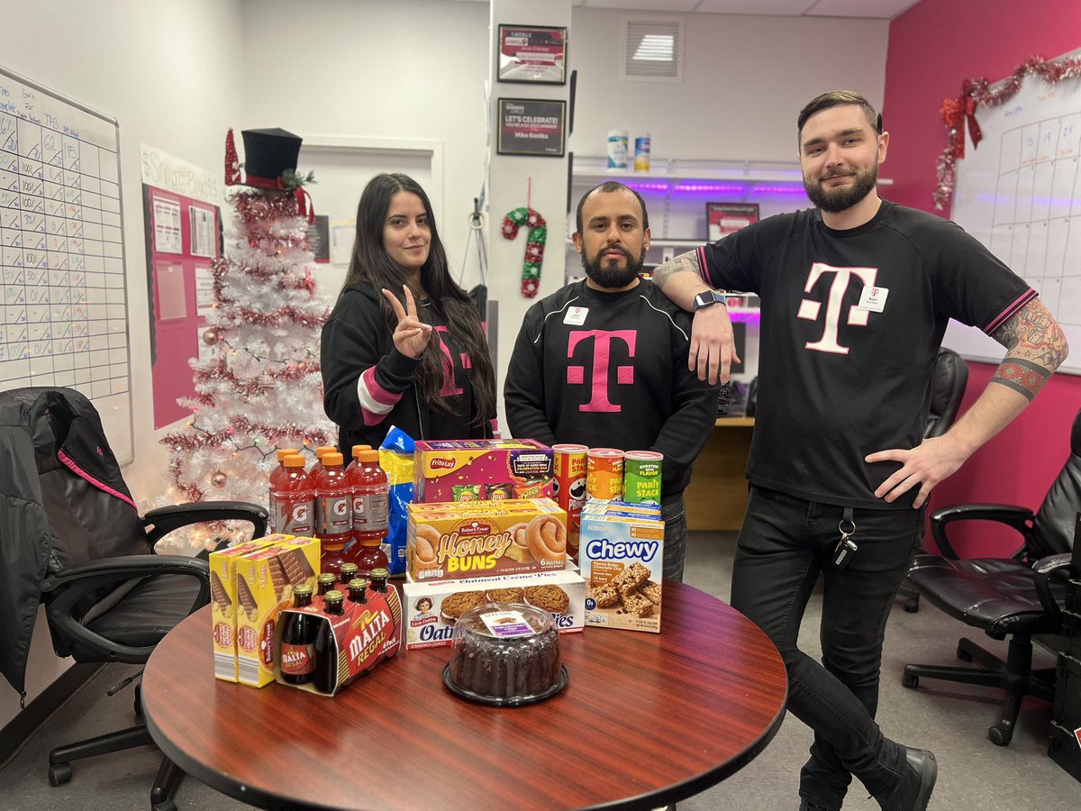 Huge thanks to Samsung for feeding my International team with food for the weekend! Appreciate it ! <a href="/SamsungChrisFL/">Chris Esquilin</a> <a href="/ChrisPMilliken/">Chris Milliken</a> <a href="/Magenta_Dwayne/">Dwayne Mcnaught</a>
