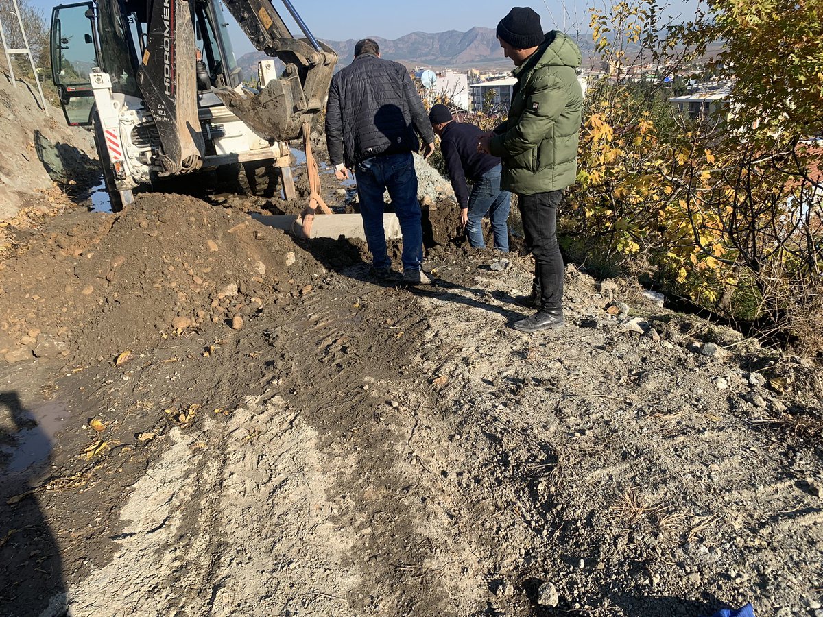 mhmmtbas1's tweet photo. Bir kaç Hafta önce genişletme çalışması yaptığımız yolun büzleri bu gün itibariyle döşendi. Hassa Belediyesine  teşekkür ederim.son olarak düzleme ve dolgu çalışmasının en kısa zamanda yapılacağı sözünü verdiler .Emeği Geçenlerden Allah razı olsun
#memleketiçin
#çözümmuhammetbaş https://t.co/ftPmU9rsiP