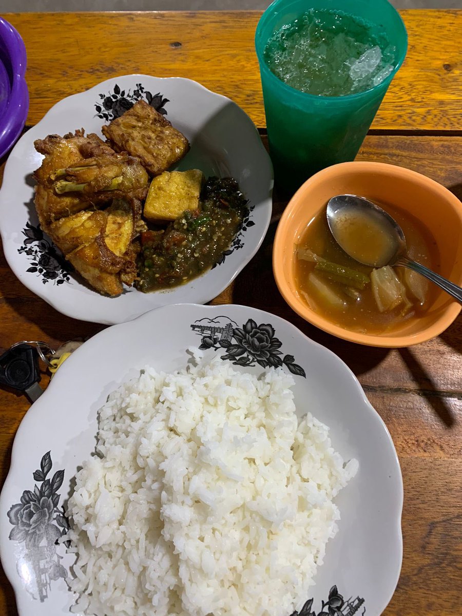 creamsupp's tweet photo. Bakal kangen sama pecel lele satap yang sangat murah dan ayamnya gede ini https://t.co/3zMfUAucYZ
