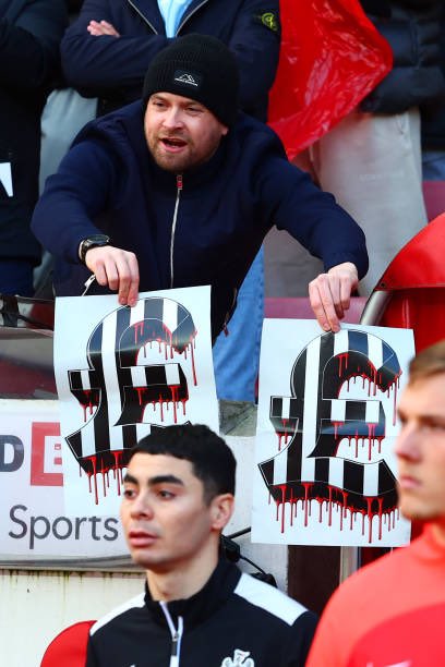 My brother got 200 of these posters made and we dished them out at the match Saturday. Dunno who he is but well done this man for getting in prime position @ALS_Fanzine #sunderlandvnewcastle #sportswashing