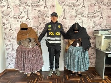PoliciaPeru's tweet photo. #Puno📸| Por la comisión del delito aduanero en la modalidad de contrabando, efectivos del Área de la Policía Fiscal detuvieron a dos mujeres quienes tenían en su poder gran cantidad de cajetillas de cigarros sin la documentación correspondiente. #PolicíasEnAcción 👮 https://t.co/9nvuEBQlvh