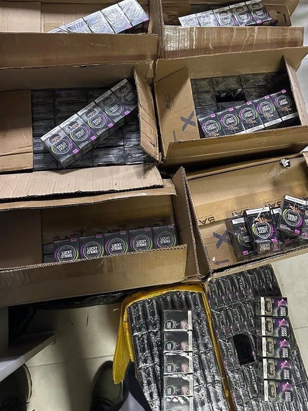 PoliciaPeru's tweet photo. #Puno📸| Por la comisión del delito aduanero en la modalidad de contrabando, efectivos del Área de la Policía Fiscal detuvieron a dos mujeres quienes tenían en su poder gran cantidad de cajetillas de cigarros sin la documentación correspondiente. #PolicíasEnAcción 👮 https://t.co/9nvuEBQlvh