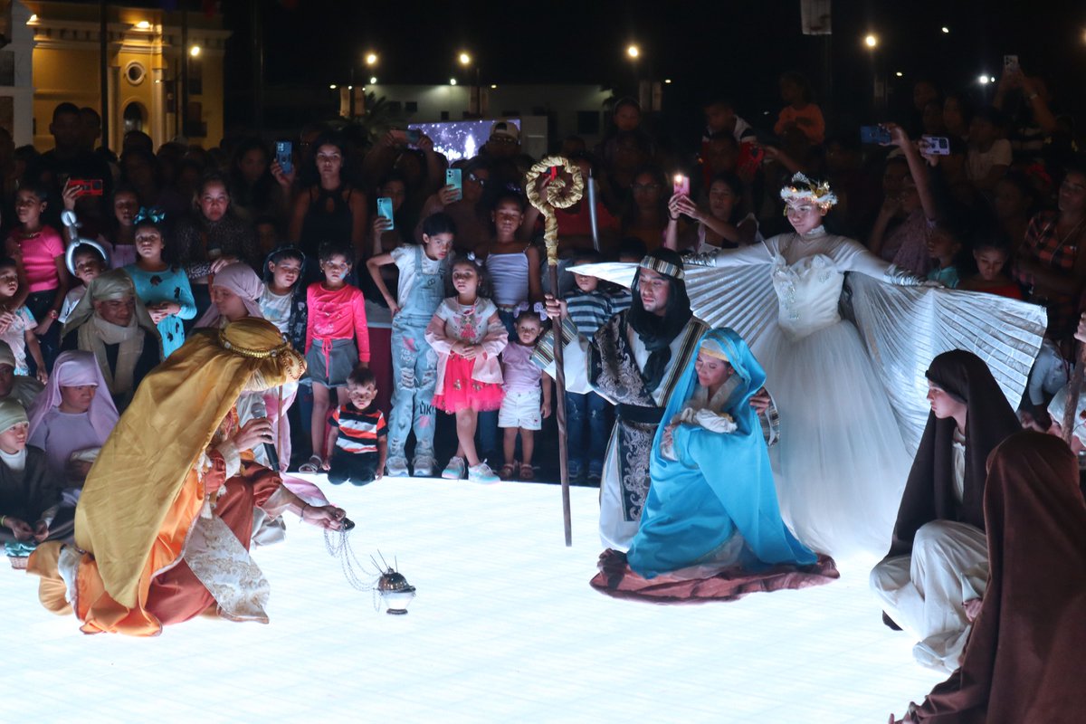 #EnImagenes Así se desarrolló la escenificación de la llegada de los Reyes Magos desde la Plaza Bolívar de Puerto Cabello, gracias al apoyo del Pdte. @NicolasMaduro el Gob. @rafaellacava10 y el Alcalde @JCbetancourt72 tradición cultural para el disfrute del pueblo #6Ene #PAZ❤️🫂