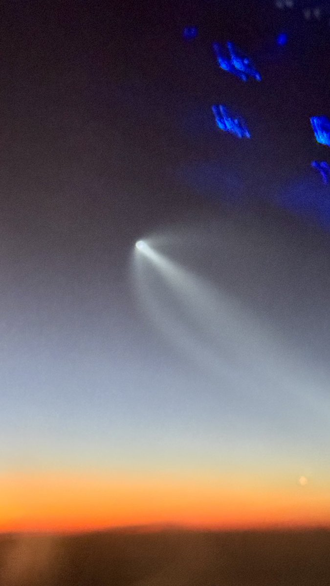 ameer8's tweet photo. @SpaceX Flying from San Juan, PR to JFK and we get to see this beautiful launch! https://t.co/7PGgNdgvTf
