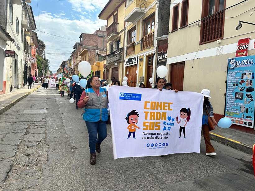 AldeasSOSPeru's tweet photo. 💻🌐📱Llegamos a colegios emblemáticos, y capacitamos a cuidadores y familias a lo largo del país. 🙌Conoce estas y otras actividades que promovimos desde nuestros programas a nivel nacional con nuestra súper campaña #conectadasos.👉https://t.co/4kLbXt1xVB https://t.co/Hgsb6DZYPJ
