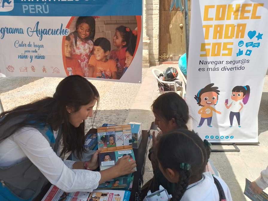 AldeasSOSPeru's tweet photo. 💻🌐📱Llegamos a colegios emblemáticos, y capacitamos a cuidadores y familias a lo largo del país. 🙌Conoce estas y otras actividades que promovimos desde nuestros programas a nivel nacional con nuestra súper campaña #conectadasos.👉https://t.co/4kLbXt1xVB https://t.co/Hgsb6DZYPJ