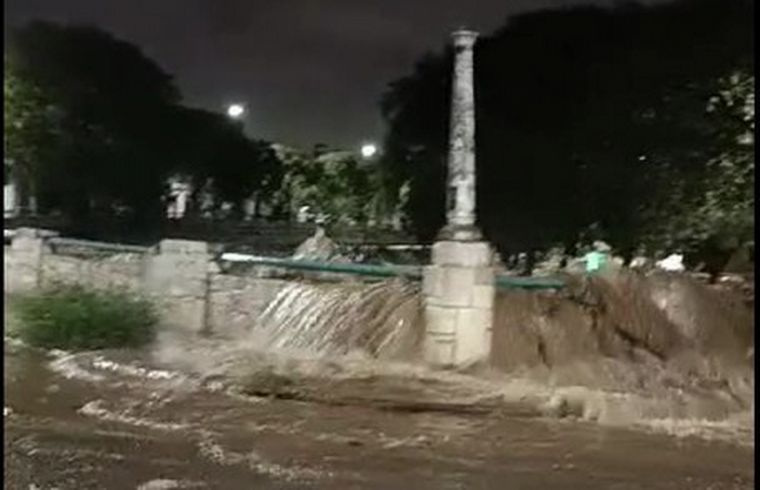 Impactante video: la Cañada se desbordó por la intensa tormenta en Córdoba ow.ly/ZxMa30syVqt