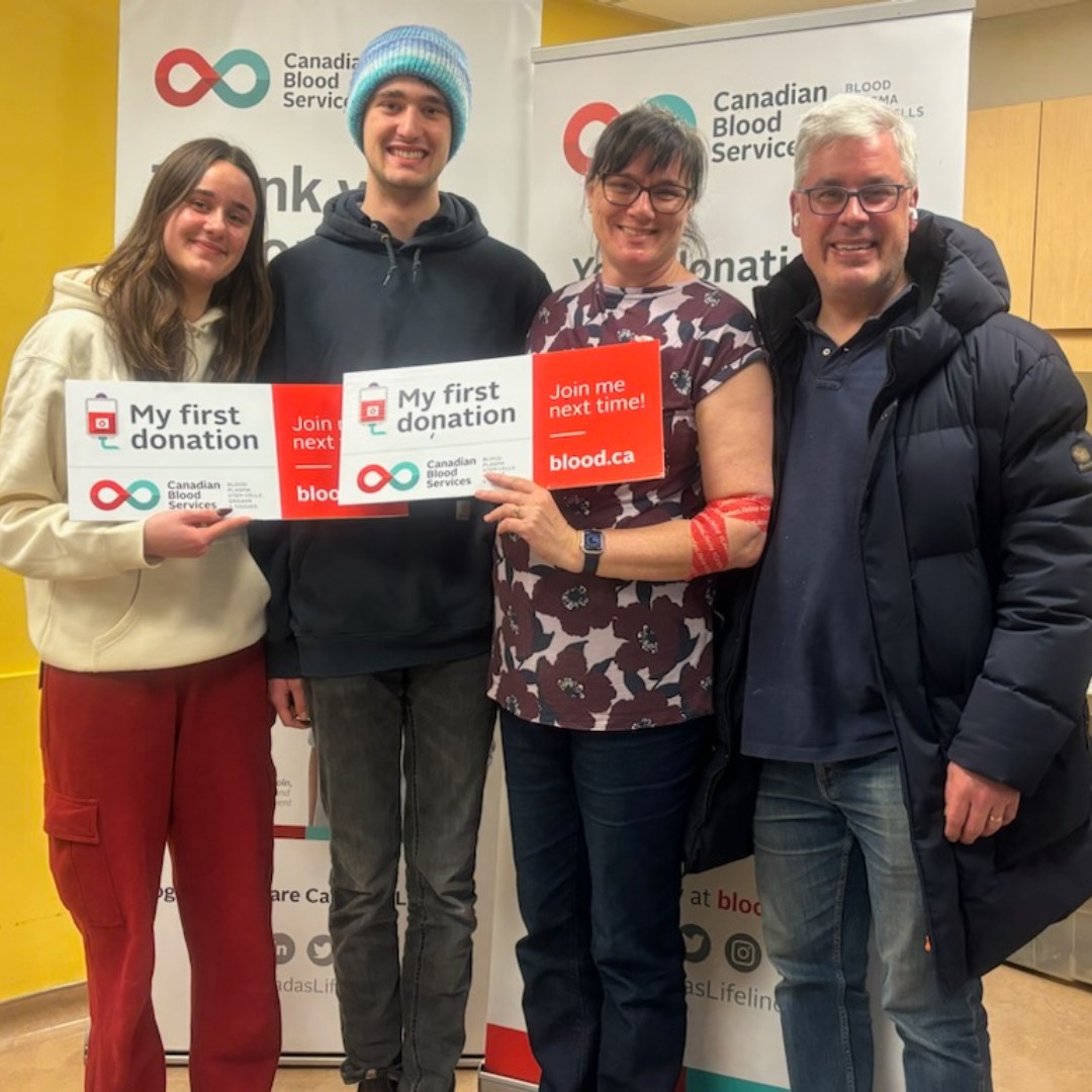 Thank you to the Robertson-Aumais Family for donating blood together during the holiday season at the Ottawa donor center (1575 Carling Avenue). Follow their lead, and click the link in our bio to book an appointment today! #Ottawa #BloodForLife #CanadsLifeline
