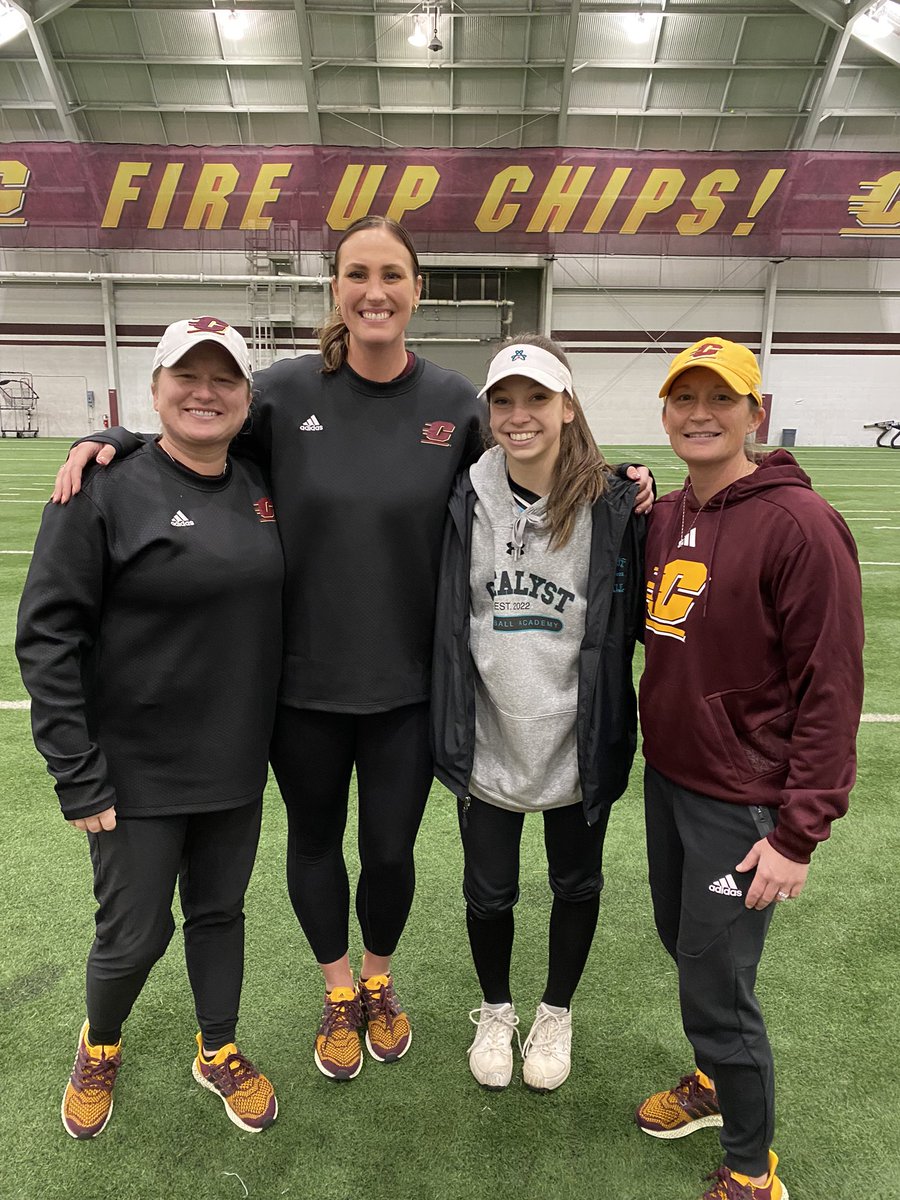BreeHolmes2025's tweet photo. Had an awesome time at Central Michigan University camp today! I loved learning more about CMU and the softball program! @McCallSalmon @saradriesenga10 @BrittiniK24 @CMUSoftball @CatalystSB_ https://t.co/3H8ywTrY6l