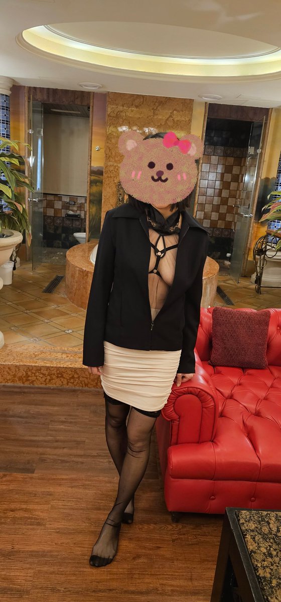 穿去上班真的可以耶
只是上班時間拉錬不能拉下來就是了😳😳😳
這件真的好看 敬請期待脫外套 脫裙子 運動版本😅😅😅  
應該來設定解鎖條件😅 https://t.co/qkJocGFQPK